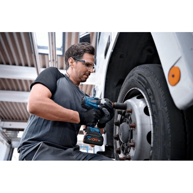 Masina de insurubat cu impact cu acumulator 18V Bosch GDS 18V-1000, motor fara perii, 3 trepte de putere, prindere patrat 1/2, cuplu maxim 1000 Nm, livrata fara acumulator si incarcator Masina de insurubat cu impact cu acumulator 18V Bosch GDS 18V-1000, motor fara perii, 3 trepte de putere, prindere patrat 1/2, cuplu maxim 1000 Nm, livrata fara acumulator si incarcator